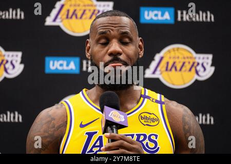 El Segundo, USA. 30. September 2024. Basketball, NBA, Media Day, Los Angeles Lakers: LeBron James beantwortet Fragen während einer Pressekonferenz. Quelle: Maximilian Haupt/dpa/Alamy Live News Stockfoto