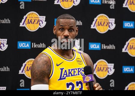 El Segundo, USA. 30. September 2024. Basketball, NBA, Media Day, Los Angeles Lakers: LeBron James beantwortet Fragen während einer Pressekonferenz. Quelle: Maximilian Haupt/dpa/Alamy Live News Stockfoto