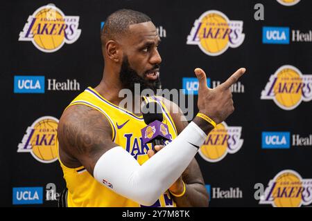 El Segundo, USA. 30. September 2024. Basketball, NBA, Media Day, Los Angeles Lakers: LeBron James beantwortet Fragen während einer Pressekonferenz. Quelle: Maximilian Haupt/dpa/Alamy Live News Stockfoto