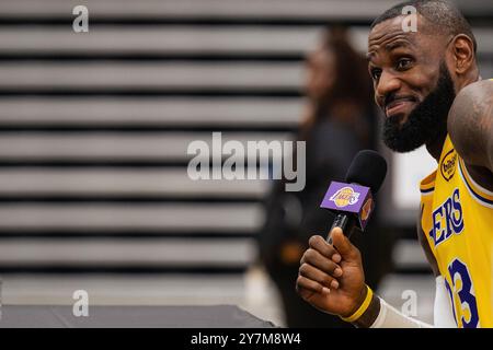 El Segundo, USA. 30. September 2024. Basketball, NBA, Media Day, Los Angeles Lakers: LeBron James beantwortet Fragen während einer Pressekonferenz. Quelle: Maximilian Haupt/dpa/Alamy Live News Stockfoto