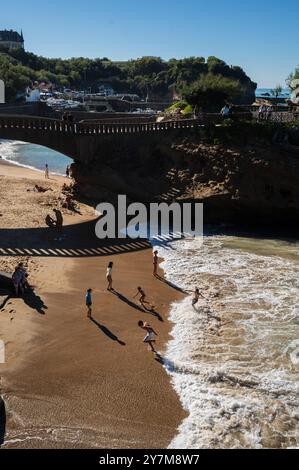 Strand unter Steinbrücke Rocher du Basta, Biarritz, Frankreich Stockfoto