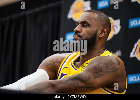 El Segundo, USA. 30. September 2024. Basketball, NBA, Media Day, Los Angeles Lakers: LeBron James beantwortet Fragen während einer Pressekonferenz. Quelle: Maximilian Haupt/dpa/Alamy Live News Stockfoto