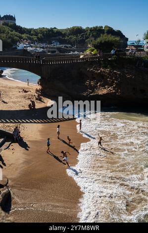 Strand unter Steinbrücke Rocher du Basta, Biarritz, Frankreich Stockfoto