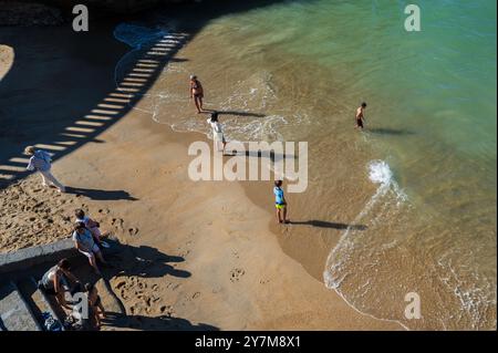 Strand unter Steinbrücke Rocher du Basta, Biarritz, Frankreich Stockfoto