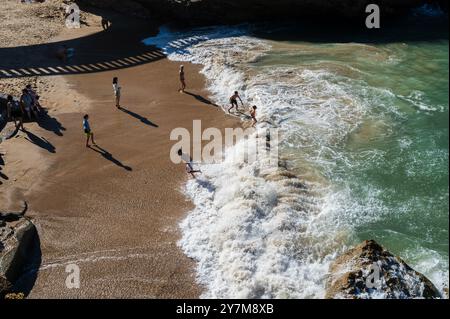 Strand unter Steinbrücke Rocher du Basta, Biarritz, Frankreich Stockfoto