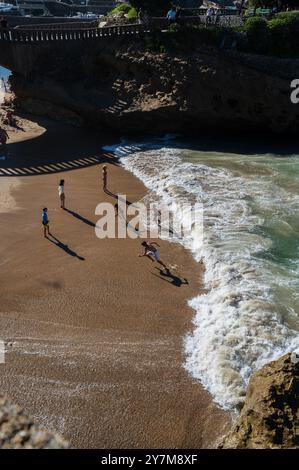 Strand unter Steinbrücke Rocher du Basta, Biarritz, Frankreich Stockfoto