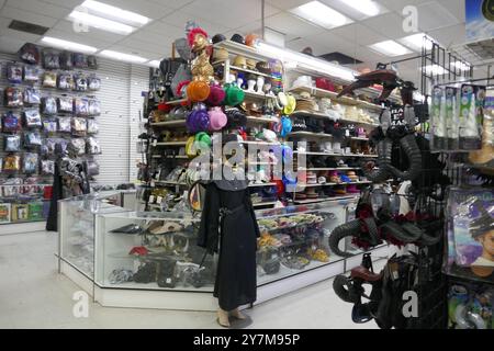 Los Angeles, Kalifornien, USA 28. September 2024 Halloween Kostüme und Masken im Hollywood Toy & Costume Store am Hollywood Blvd am 28. September 2024 in Los Angeles, Kalifornien, USA. Foto: Barry King/Alamy Stock Photo Stockfoto