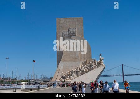 Touristen besuchen das Denkmal der Entdeckungen in Belem in der Zivilpfarrei Santa Maria de Belém, Lissabon, Portugal. Stockfoto