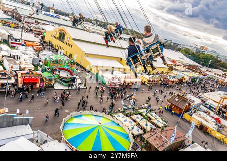 Wiesnbesucher drehen sich in 90 Metern Höhe über dem Oktoberfest, Kettenflieger Bayern Tower, München, September 2024 Deutschland, München, 30. September 2024, Wiesnbesucher genießt den Flug durch den Münchner Himmel, aus 90 Metern Höhe haben sie einen wunderbaren Blick über das Oktoberfest, Kettenflieger Bayern Tower, 90 Meter hohes Kettenkarussell, Theresienwiese, Fahrgeschäft gehört Schausteller Egon Kaiser, Montagnachmittag, Himmel bewölkt, Wiesnwetter, bayerisch, Volksfest, Herbst, Bayern, *** Oktoberfestbesucher drehen sich 90 Meter über dem Oktoberfest, Kettenflieger Bayern Tower, München, Stockfoto