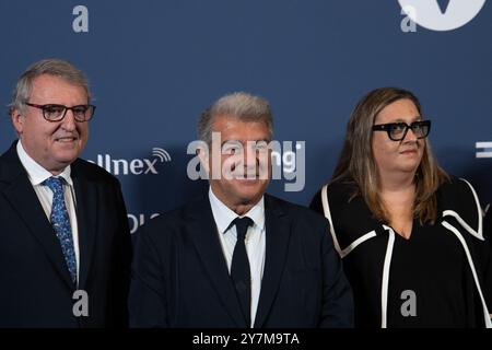 Der Präsident der spanischen Regierung, Pedro Sánchez, begleitet von der Vizepräsidentin der Regierung, Yolanda Díaz, und dem Präsidenten der Generalitat, Salvador Illa, nehmen unter anderem an der Preisverleihung der Zeitung La Vanguardia Teil, im ersten Bild zusammen von Salvador Illa und Pedro Sánchez. El presidente del gobierno español, Pedro Sánchez, acompañado de la vicepresidenta del gobierno, Yolanda Díaz, y el presidente de la Generalitat, Salvador Illa, entre otras autoridades, asisten a la entrega de premios del diario La Vanguardia, en la primera imagen juntos de S Stockfoto