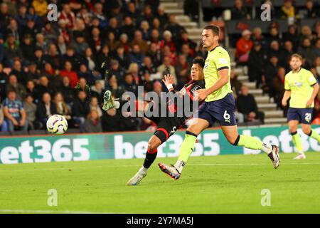 Vitality Stadium, Boscombe, Dorset, Großbritannien. 30. September 2024. Premier League Football, AFC Bournemouth gegen Southampton; Evanilson of Bournemouth schießt und erzielt 1-0 in der 17. Minute Credit: Action Plus Sports/Alamy Live News Stockfoto