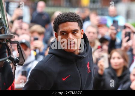 Wolverhampton, Großbritannien. September 2024. Jarell Quansah aus Liverpool trifft am Samstag, den 28. September 2024, für das Premier League-Spiel zwischen den Wolverhampton Wanderers und Liverpool in Molineux in Wolverhampton ein. (Foto: Gustavo Pantano | MI News) Credit: MI News & Sport /Alamy Live News Stockfoto