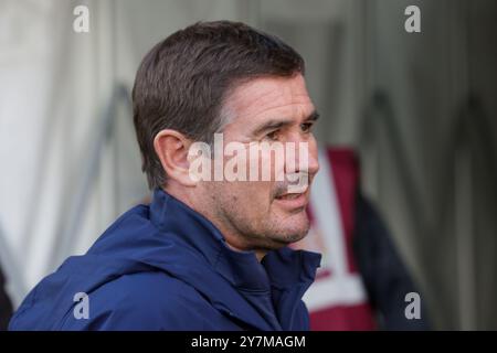 Nigel Clough, Manager von Mansfield Town, vor dem Spiel der Sky Bet League 1 zwischen Northampton Town und Mansfield Town im PTS Academy Stadium in Northampton am Samstag, den 28. September 2024. (Foto: John Cripps | MI News) Credit: MI News & Sport /Alamy Live News Stockfoto