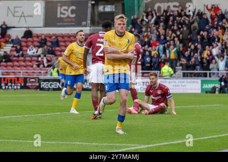 Will Evans feiert nach einem Treffer für Mansfield Town, um in der zweiten Hälfte des Spiels der Sky Bet League 1 zwischen Northampton Town und Mansfield Town im PTS Academy Stadium, Northampton, Northampton Town, am Samstag, den 28. September 2024, die Führung zu übernehmen. (Foto: John Cripps | MI News) Credit: MI News & Sport /Alamy Live News Stockfoto