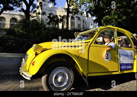 FRANKREICH, PARIS (75) STADTRUNDFAHRT IM 18. ARRONDISSEMENT MIT 2CV QUATRE ROUES SOUS UN PARAPLUIE, HALT AM MONTMARTRE, ENGLISCHE TOURISTEN Stockfoto
