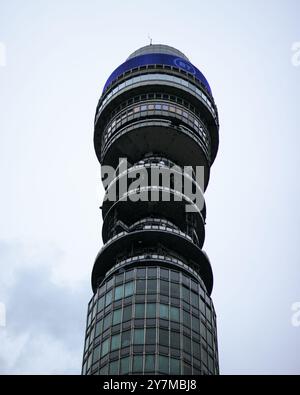 London, England, April 30 2023: BT Tower in London mit Blick auf den Himmel von unten Stockfoto