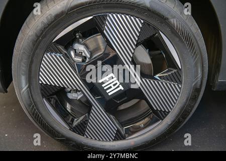 die Marke fiat stellantis ist heute ein historisches italienisches Emblem, ein Detail der Marke und Leichtmetallfelgen, die auf dem neuen großen Panda mit innovativem Design montiert sind. Stockfoto
