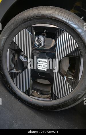 die Marke fiat stellantis ist heute ein historisches italienisches Emblem, ein Detail der Marke und Leichtmetallfelgen, die auf dem neuen großen Panda mit innovativem Design montiert sind. Stockfoto