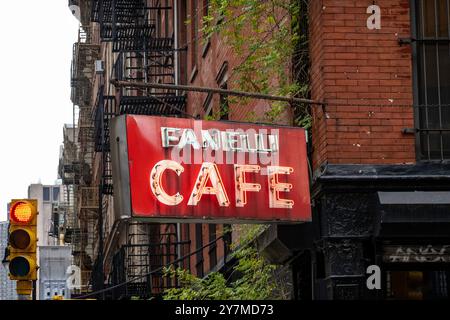 Fanelli Cafe Neonschild im SoHo Historic District, New York City, USA 2024 Stockfoto