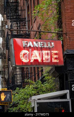 Fanelli Cafe Neonschild im SoHo Historic District, New York City, USA 2024 Stockfoto