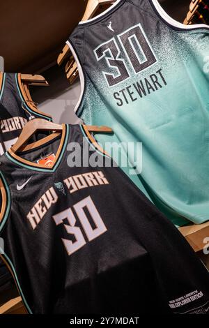 Markenartikel sind im NBA Store auf der Fifth Avenue in New York City, USA 2024 beliebt Stockfoto