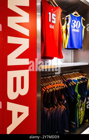 Markenartikel sind im NBA Store auf der Fifth Avenue in New York City, USA 2024 beliebt Stockfoto