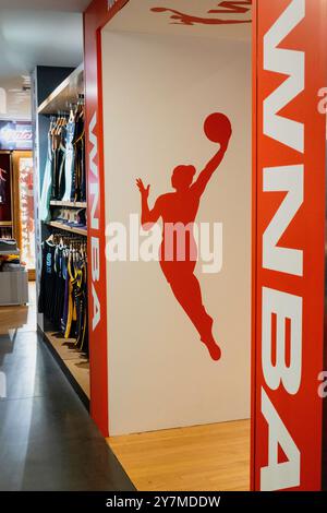 Markenartikel sind im NBA Store auf der Fifth Avenue in New York City, USA 2024 beliebt Stockfoto