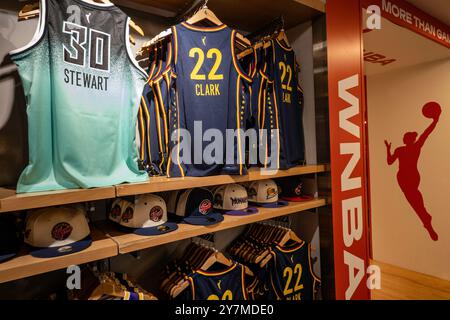 Markenartikel sind im NBA Store auf der Fifth Avenue in New York City, USA 2024 beliebt Stockfoto