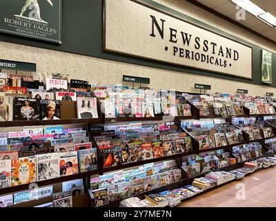 Ein Blick auf aktuelle Veranstaltungszeitschriften in den Regalen im Buchladen Barnes and Noble. Stockfoto