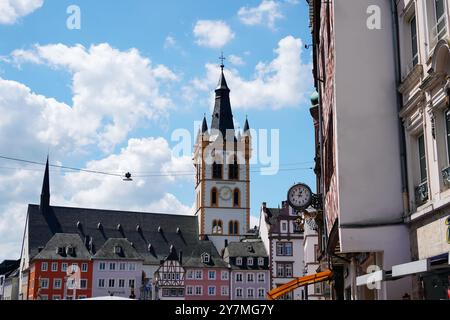 Der Glockenturm der Kirche Saint Gangolf und der wunderschöne historische Hauptmarksplatz in der Altstadt von Trier in Deutschland Stockfoto