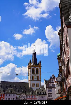 Der Glockenturm der Kirche Saint Gangolf und der wunderschöne historische Hauptmarksplatz in der Altstadt von Trier in Deutschland Stockfoto