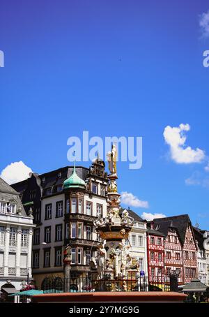 Wunderschöner historischer Brunnen am Hauptmarkt, Platz in der Altstadt von Trier in Deutschland Stockfoto