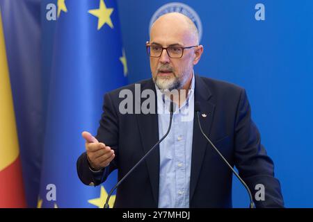 Bukarest, Rumänien. 30. September 2024: Kelemen Hunor, Präsident der Demokratischen Allianz der Ungarn in Rumänien (UDMR), spricht während der Unterzeichnung des Finanzierungsvertrags für den Bau des Stadions „Gheorghe Hagi“ in Constanta im Victoria-Palast, dem Hauptquartier der rumänischen Regierung. Das Stadion mit 000 Sitzplätzen, finanziert vom Ministerium für Entwicklung, öffentliche Arbeiten und Verwaltung. Quelle: Lucian Alecu/Alamy Live News Stockfoto