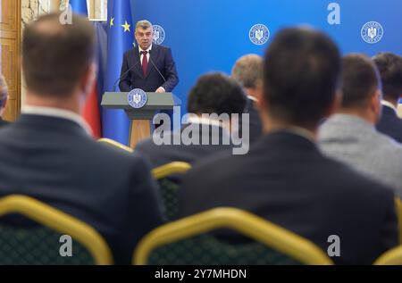 Bukarest, Rumänien. 30. September 2024: Marcel Ciolacu, der rumänische Premierminister, spricht während der Unterzeichnung des Finanzierungsvertrags für den Bau des Stadions „Gheorghe Hagi“ in Constanta im Victoria-Palast, dem Hauptquartier der rumänischen Regierung. Das Stadion mit 000 Sitzplätzen, finanziert vom Ministerium für Entwicklung, öffentliche Arbeiten und Verwaltung. Quelle: Lucian Alecu/Alamy Live News Stockfoto