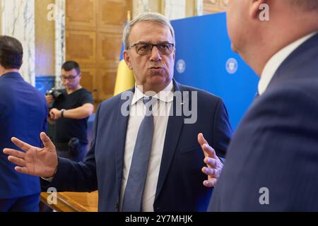 Bukarest, Rumänien. 30. September 2024: Vergil Chitac, Bürgermeister von Constanta, nimmt an der Unterzeichnungszeremonie des Finanzierungsvertrags für den Bau des Stadions „Gheorghe Hagi“ in Constanta im Victoria-Palast, dem Hauptquartier der rumänischen Regierung, Teil. Das Stadion mit 000 Sitzplätzen, finanziert vom Ministerium für Entwicklung, öffentliche Arbeiten und Verwaltung. Quelle: Lucian Alecu/Alamy Live News Stockfoto