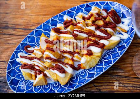 Leckere Kartoffeln Bravas spacheln Tapas mit Tomaten und Mayonesse Stockfoto
