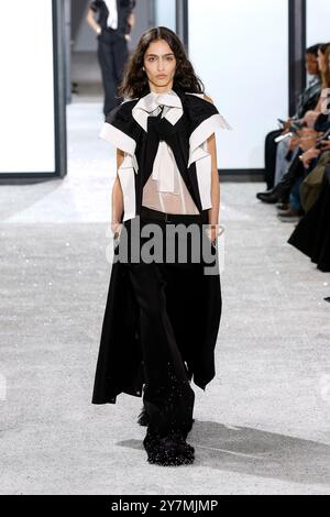 Paris, Frankreich. 30. September 2024. SACAI Frühjahr/Sommer 2025 Laufsteg während der Pariser Fashion Week am 2024. September - Paris, Frankreich, 30/09/2024 Credit: dpa/Alamy Live News Stockfoto