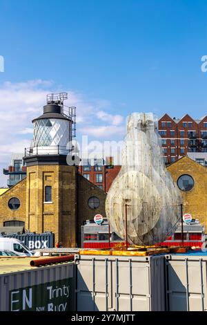 „Light Bulb“-Skulptur von Claire Morgan und Bow Creek Lighthouse in Trinity Buoy Wharf, East London, England Stockfoto