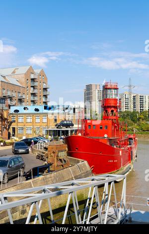 Trinity Buoy Wharf Containerstudios und Lightship 95 Recording Studio Boat, London, England Stockfoto