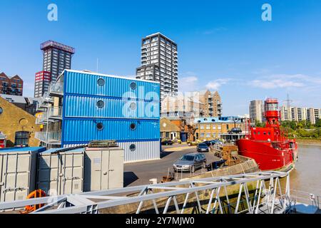 Trinity Buoy Wharf Containerstudios und Lightship 95 Recording Studio Boat, London, England Stockfoto