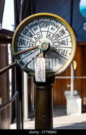 Triebwerkstelegraph (Chadburn) an der Brücke des 1890 gebauten SS-Robin-Dampfschiffs Trinity Buoy Wharf, London, England Stockfoto