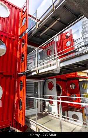 Container City – Arbeitsräume aus Versandcontainern in Trinity Buoy Wharf, London, England Stockfoto