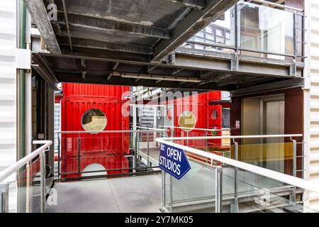 Container City – Arbeitsräume aus Versandcontainern in Trinity Buoy Wharf, London, England Stockfoto