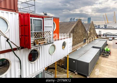 Container City – Arbeitsräume aus Versandcontainern in Trinity Buoy Wharf, London, England Stockfoto