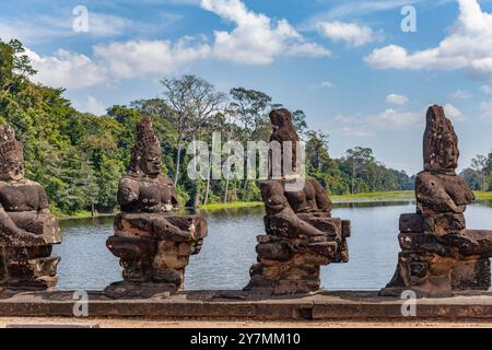 Statuen entlang der Brücke des Südtors nach Angkor Thom, Kambodscha Stockfoto