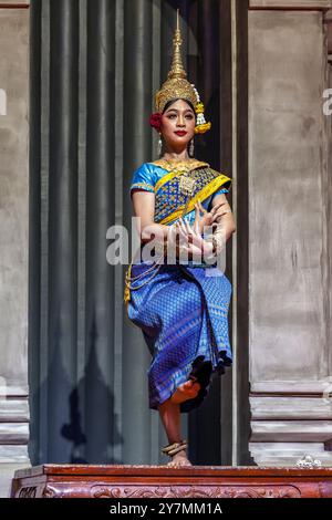 Traditioneller Khmer-Mekhala-Tanz, der den Triumph der Göttin der Gewässer über den Dämon Ream Eysaur, Siem Reap, Kambodscha, inszeniert Stockfoto