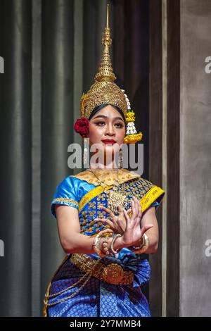 Traditioneller Khmer-Mekhala-Tanz, der den Triumph der Göttin der Gewässer über den Dämon Ream Eysaur, Siem Reap, Kambodscha, inszeniert Stockfoto