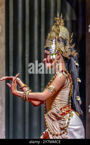 Junge kambodschanische Tänzerin, die einen klassischen Khmer-Tanz vorführt, das Apsaras-Ballett, Siem Reap, Kambodscha Stockfoto