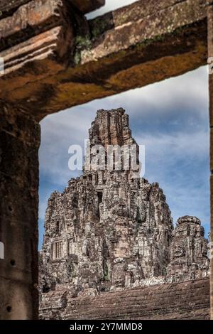 Der Bayon, mit geschnitzten Gesichtern auf dem Turm, Angkor Thom, Kambodscha Stockfoto