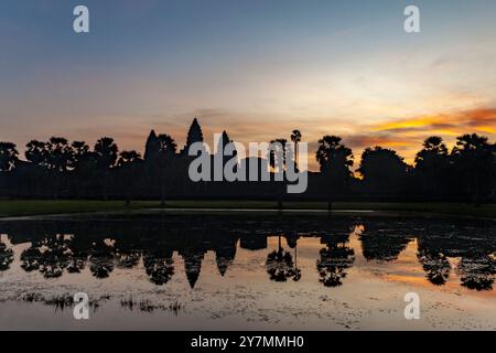 Sonnenaufgang über dem Khmer-Tempel von Angkor Wat, Kambodscha, spiegelt sich im Wasser Stockfoto